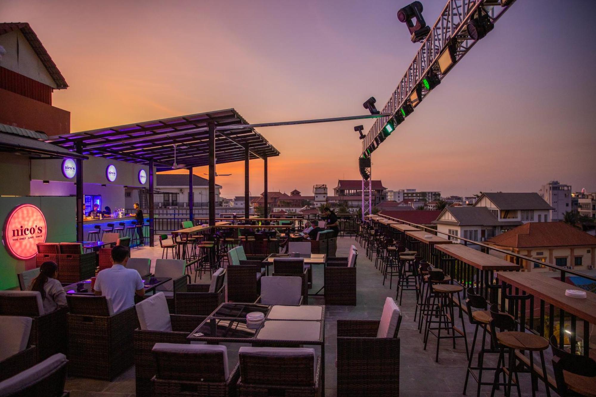 Nico'S Hotel And Skybar Siem Reap Buitenkant foto