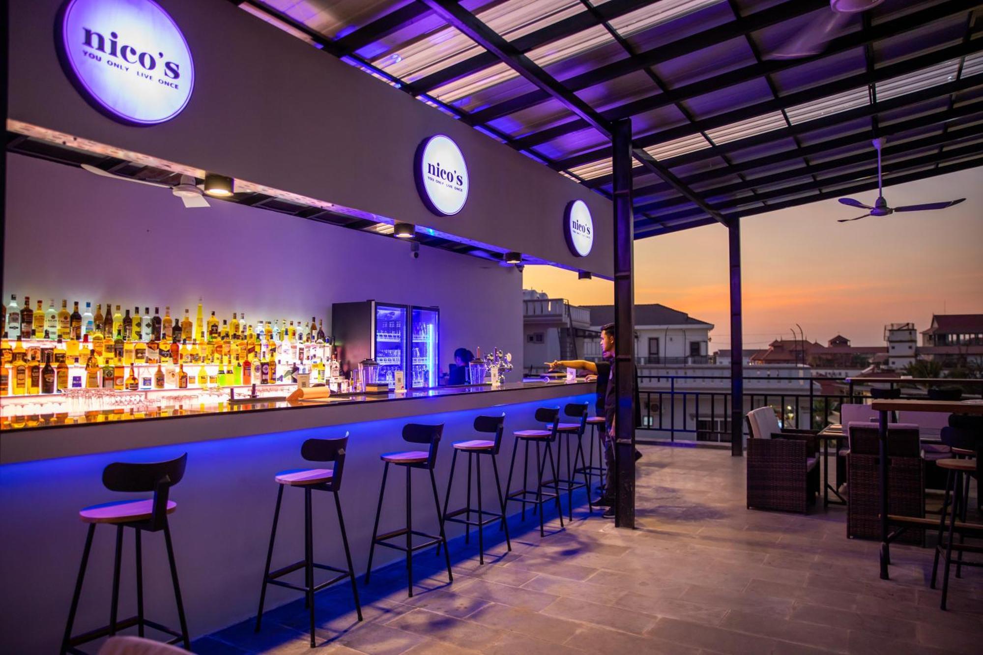 Nico'S Hotel And Skybar Siem Reap Buitenkant foto