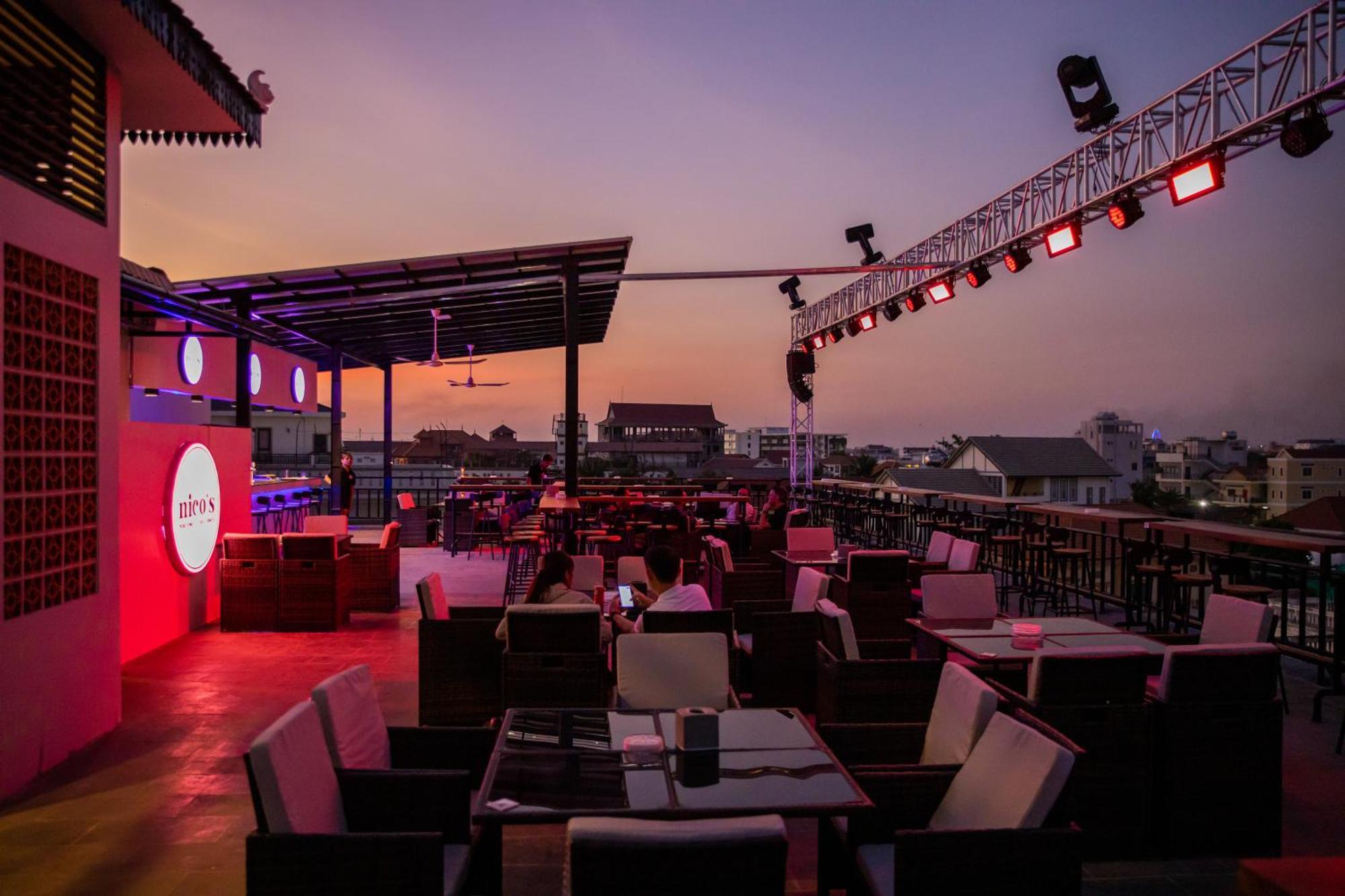 Nico'S Hotel And Skybar Siem Reap Buitenkant foto